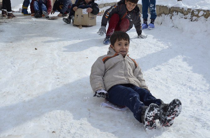 Şanlıurfa’da Vatandaşlar Kar Temizliğine Başladı