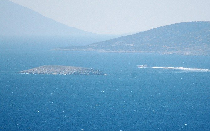 Türk Sahil Güvenlik Uçağı Kardak’ın Üzerinde Alçak Uçuş Gerçekleştirdi