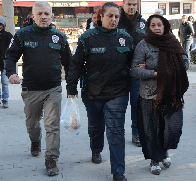 Uyuşturucu Sattığı İddia Edilen Kadın Adliyeye Sevk Edildi