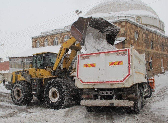 Başkale’de Kar Temizleme Çalışması