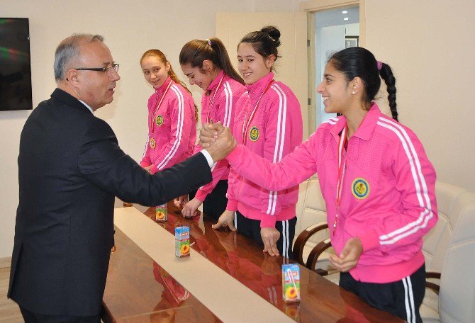 Şampiyon Kızlardan Başkan Kayda’ya Ziyaret