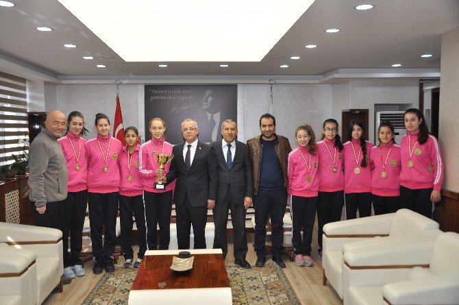 Şampiyon Kızlardan Başkan Kayda’ya Ziyaret