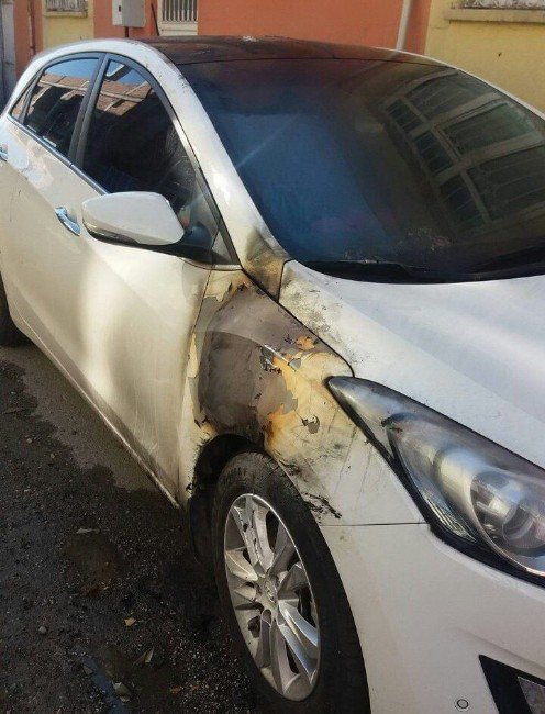 Park Halindeki İki Otomobil Kundaklandı