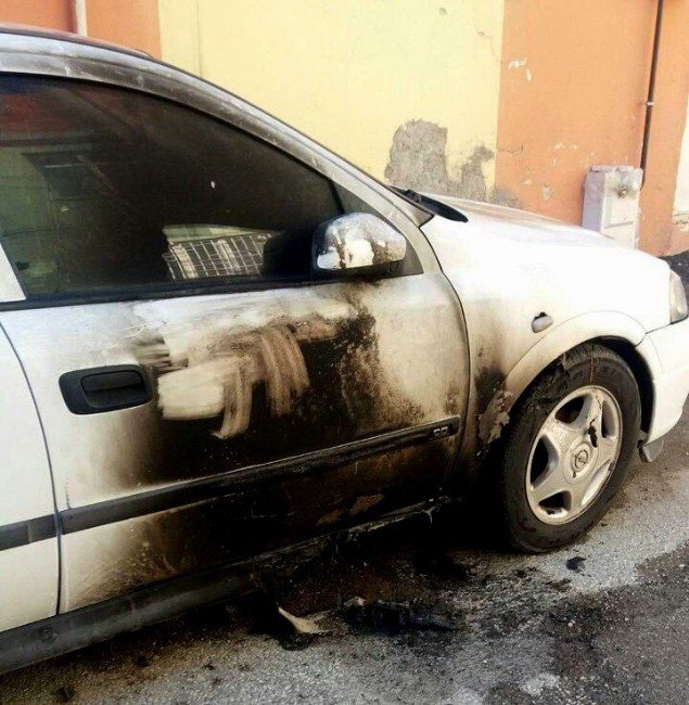 Park Halindeki İki Otomobil Kundaklandı