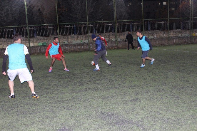 Sağlık Çalışanlarıyla Emniyet Mensupları Maçta Bir Araya Geldi