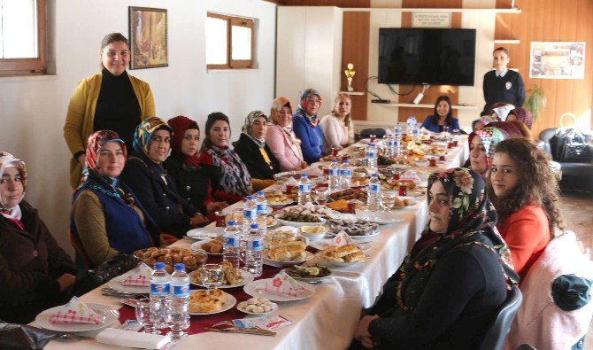 Polis Eşleri Yemekte Bir Araya Geldi