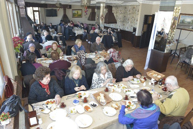 Yaşlılara Kahvaltı Keyfi