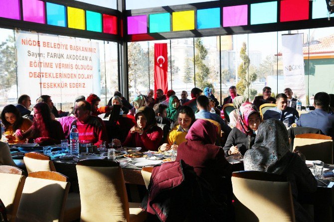Niğde Belediye Başkanı Faruk Akdoğan, Burs Alan Öğrencilerle Bir Araya Geldi