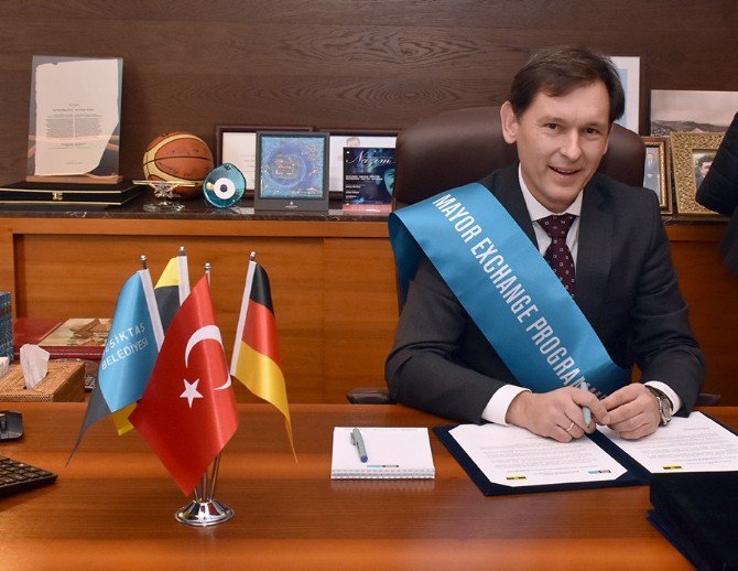 Beşiktaş Belediye Başkanı Koltuğunu Devretti