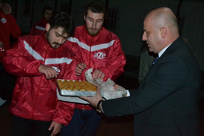 Bakan Yeğeninden Bilecikspor Antrenmanı Baklavalı Ziyaret