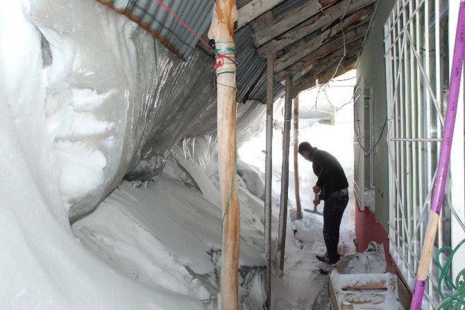 Bitlisliler Kar Tünellerinden Geçerek Evlerine Giriyor