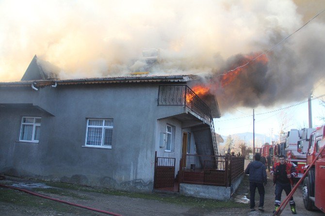 Bolu’da İki Katlı Ev, Ahır Ve Samanlık Yandı