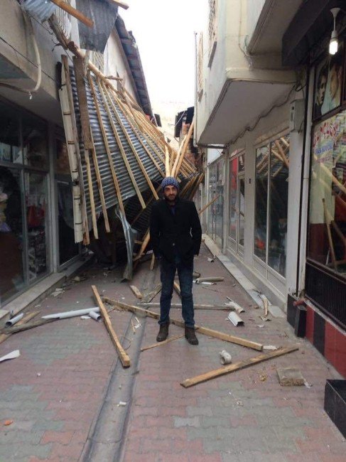 Darende’de Fırtına Çatıları Uçurdu