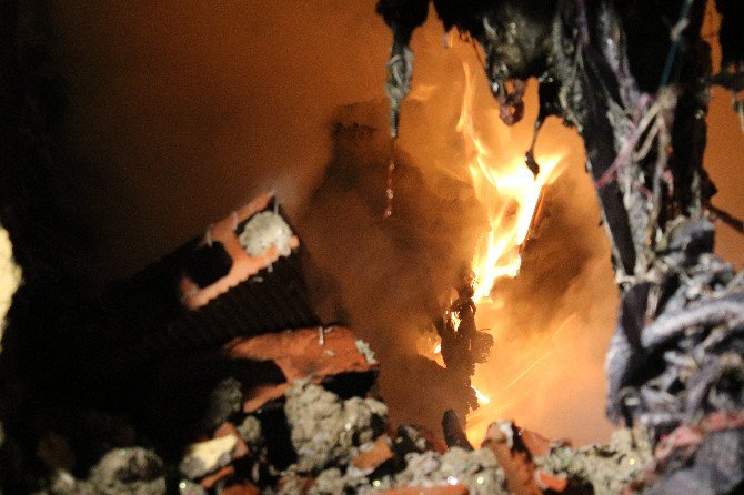 Bursa’da Korkutan Depo Yangını