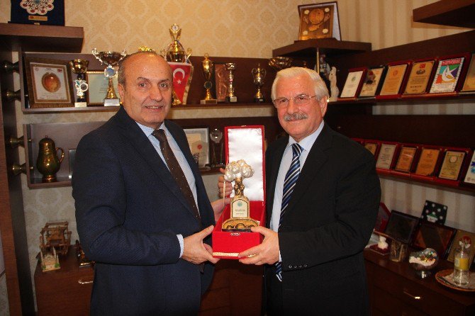 Emekli Vali İngenç Başkan Arslan’ı Ziyaret Etti