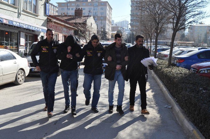 Polisi Bıçakla Ağır Yaraladı