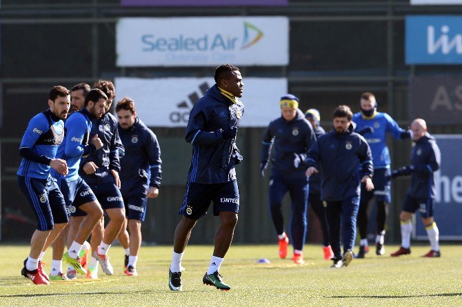 Fenerbahçe’de Emenike Ve Van Der Wiel Takımla Çalıştı