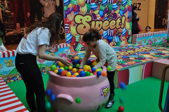 Rengarenk Şekerler Kırılmayı Bekliyor