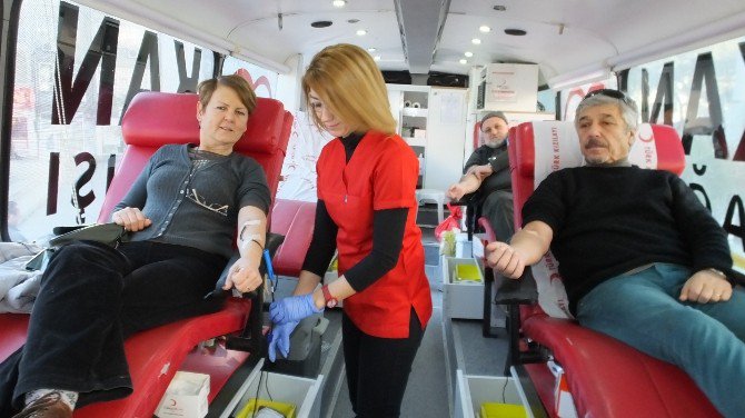 Burhaniye’de Kan Bağışı Kampanyasına Yoğun İlgi