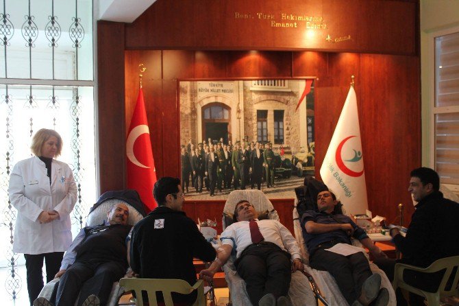 Sağlık Çalışanları, Kan Bağışında Bulundu