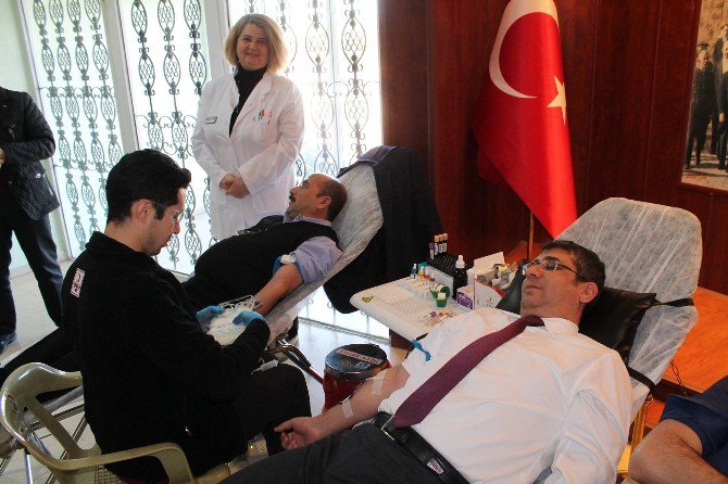 Sağlık Çalışanları, Kan Bağışında Bulundu