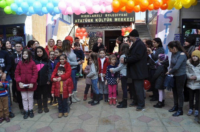 Şehit Kızı Küçük Elif ’Çocuk Festivali’nin Açılış Kurdelesini Kesti