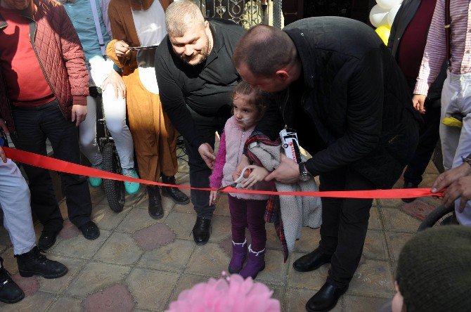 Şehit Kızı Küçük Elif ’Çocuk Festivali’nin Açılış Kurdelesini Kesti