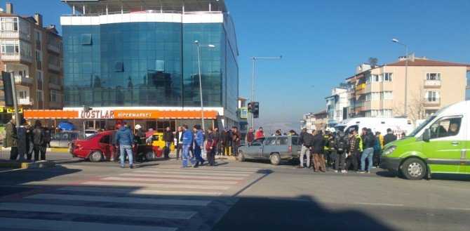 Karamürsel’de Trafik Kazası: 3 Yaralı