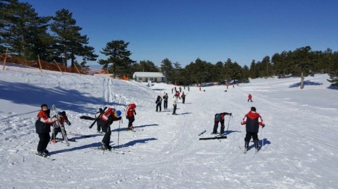 Muratdağı Termal Kayak Merkezi’nde Öğrencilere Kayak Eğitimi