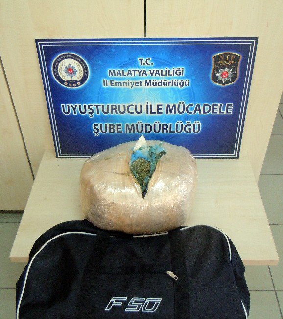 Polis Bir Şahsın Üzerinde 4 Kilo 650 Gram Uyuşturucu Madde Ele Geçirdi