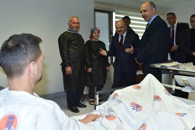 Vali Çakacak, El Bab Gazisi Uzman Çavuş Hüseyin İlban’ı Ziyaret Etti