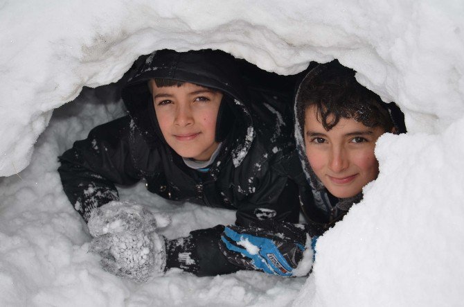 Tatili Fırsat Bilen Çocuklar Kardan Ev Yaptı