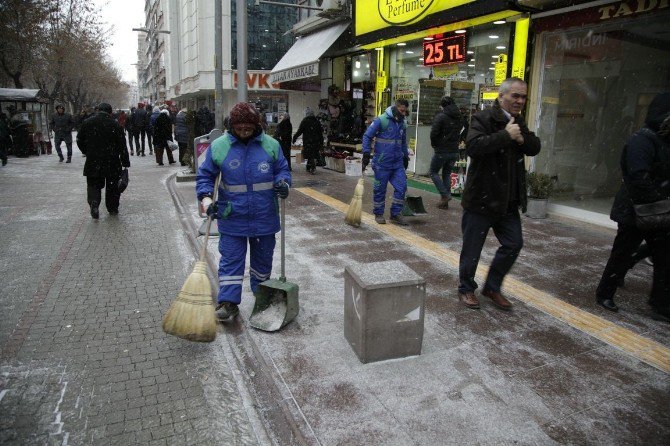 Odunpazarı’nda Temizlik Soğuk Havaya Rağmen Tam Gaz
