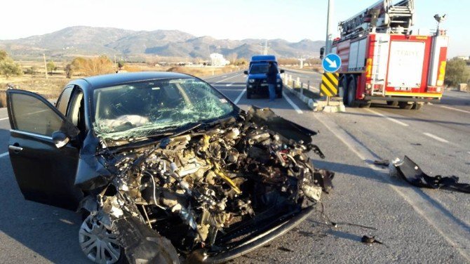 Ayvalık’ta Trafik Kazası: 3 Yaralı