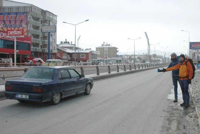 Otostop Çekerek 2 Yılda 60 İl Ve 4 Ülke Gezdiler