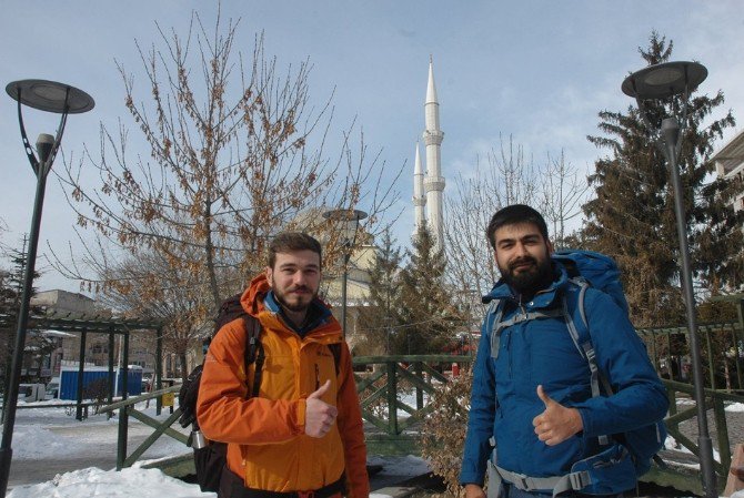 Otostop Çekerek 2 Yılda 60 İl Ve 4 Ülke Gezdiler