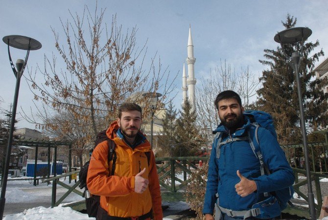 Otostop Çekerek 2 Yılda 60 İl Ve 4 Ülke Gezdiler