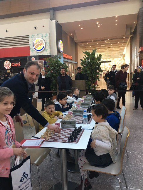 Piazza’da 4. Geleneksel Satranç Turnuvası Başladı