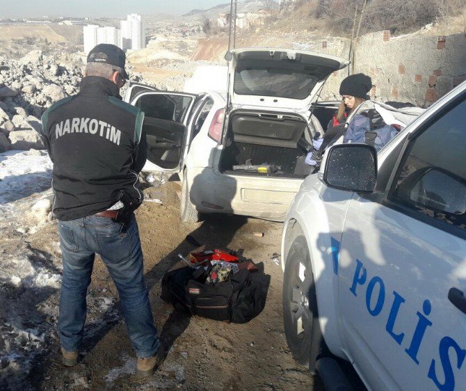 Uyuşturucu Paketlerken Fark Edildiler