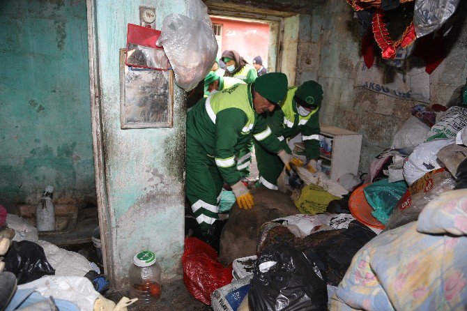 Evden 4 Kamyon Çöp Çıktı