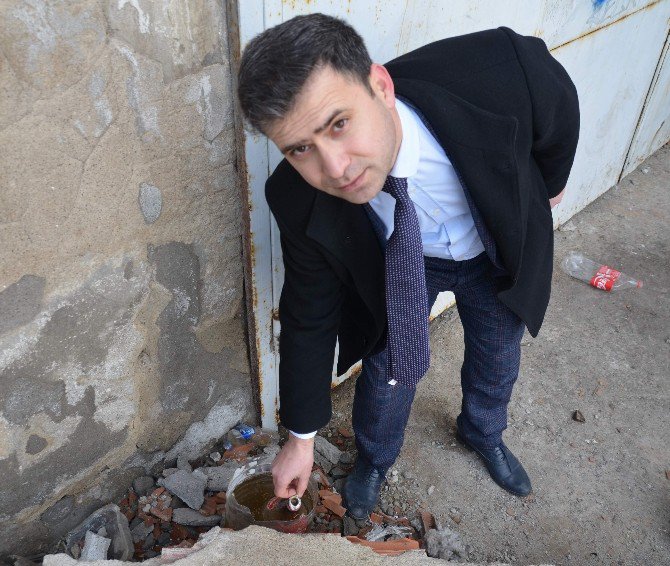 Muhtara Uyup Silahla Poz Verince Gözaltına Alındı