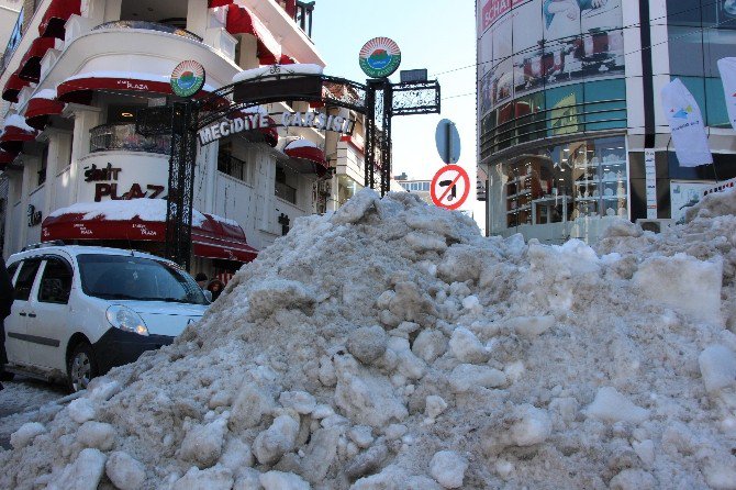 Kar Yağışı Esnafı Olumsuz Etkilendi