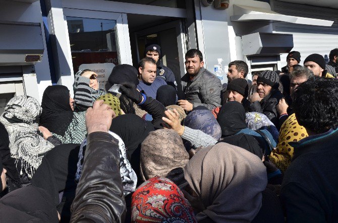 Suriyelilerin Kızılay Kart İzdihamı