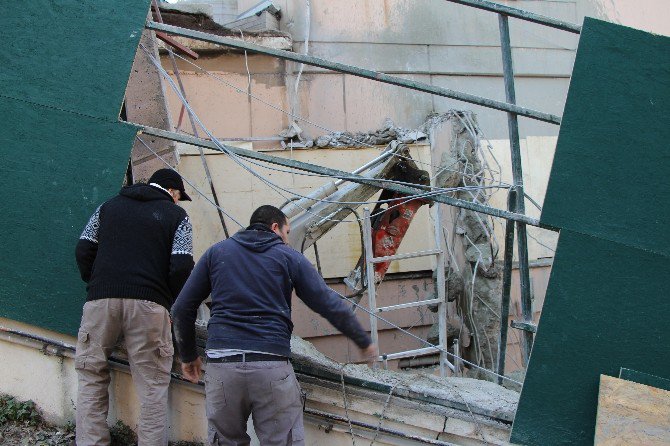 Şişli’de Bir Operatör Kullandığı Kepçeyle Boşluğa Düştü