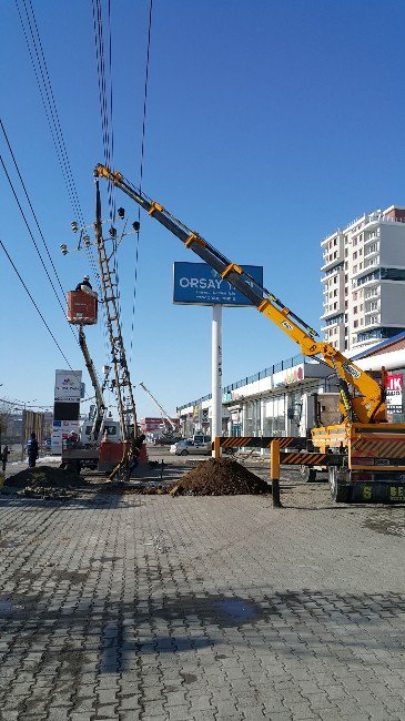 Kar Yağışı Ve Fırtına Elektrik Direklerini Devirdi