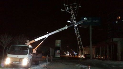 Kar Yağışı Ve Fırtına Elektrik Direklerini Devirdi