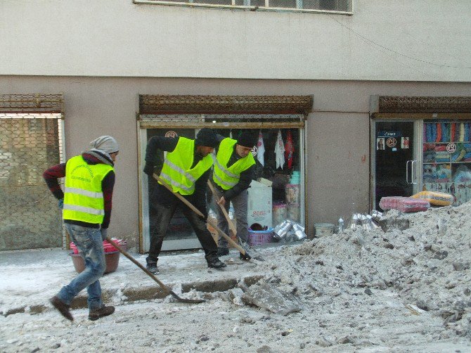 Özalp İlçesinde Kar Temizleme Çalışması