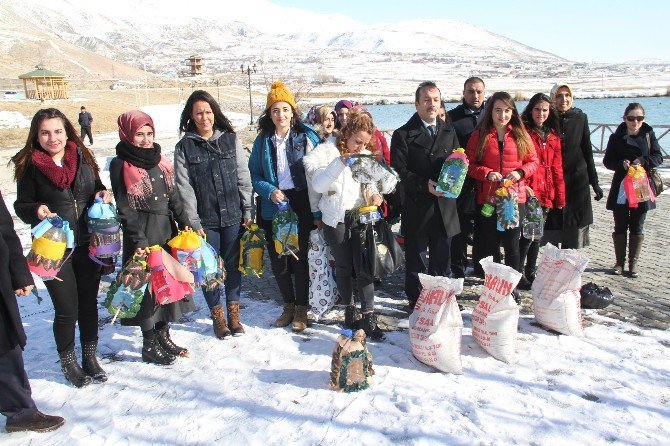 Plastik Atıklardan Kuş Yuvası Yapıp Ağaca Astılar