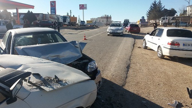 Adıyaman’da 3 Otomobil Çarpıştı: 2 Yaralı