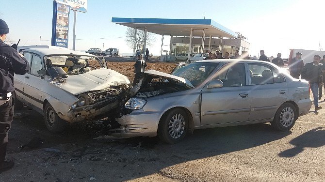 Adıyaman’da 3 Otomobil Çarpıştı: 2 Yaralı